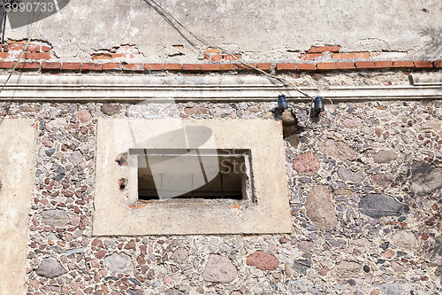 Image of old crumbling building