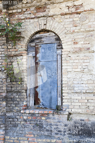 Image of old crumbling building