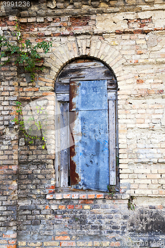 Image of old crumbling building