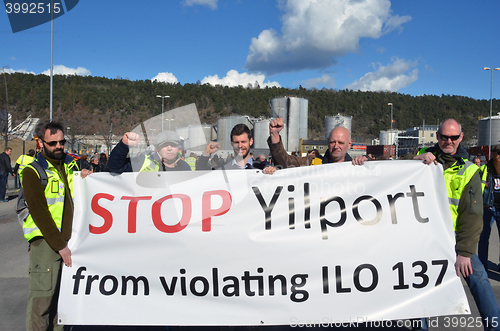 Image of Dockworkers rally in front of the Oslo Port Authority