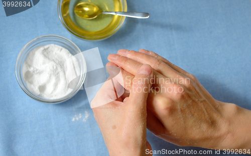 Image of Cleening skin with baking soda