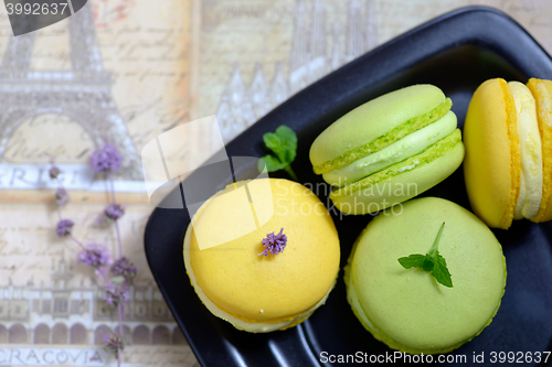 Image of Lemon and mint flavor french macarons