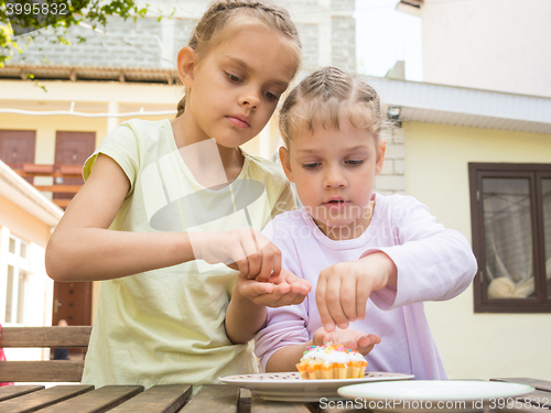 Image of Sisters sprinkle confectionery mother cooked on Easter cupcakes