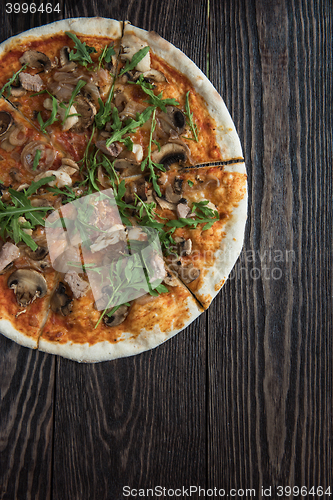 Image of Pizza with chicken and mushrooms