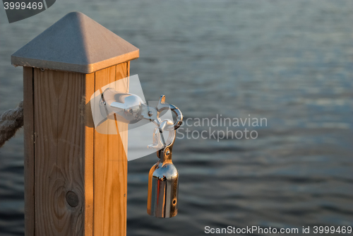 Image of Carabiner-lock on the pole.