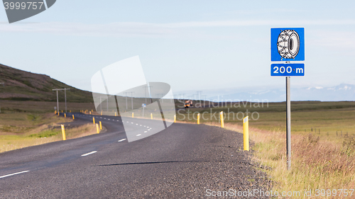 Image of Icelandic traffic sign indicating that snow chains are required