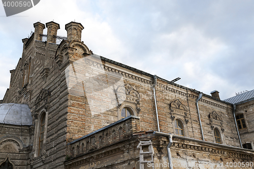 Image of old crumbling building