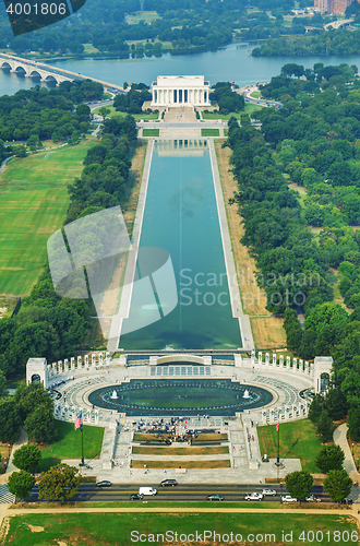 Image of Abraham Lincoln and WWII memorial in Washington, DC