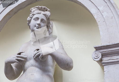 Image of Feminine statue of Abundance