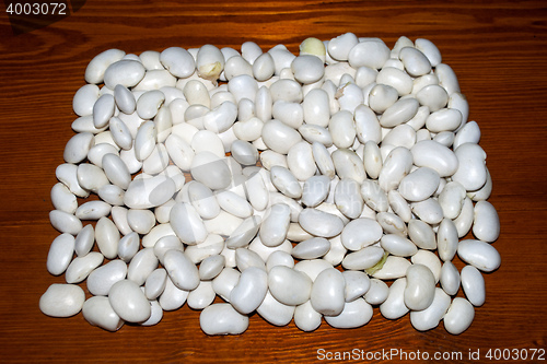 Image of white kidney beans lying on the table