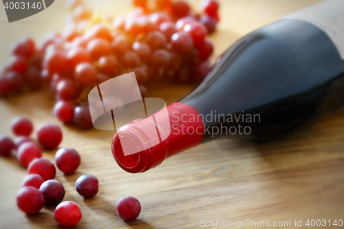 Image of Bottle of wine and grape 