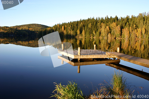 Image of lake in the autumn