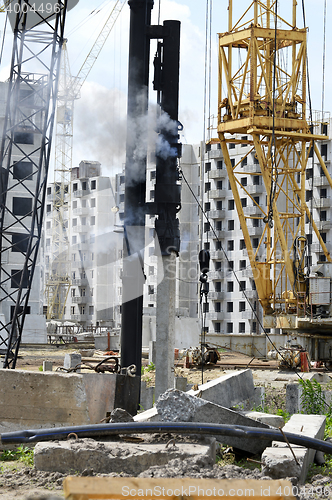 Image of Mechanism scores piles at construction site