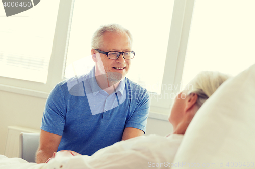 Image of senior couple meeting at hospital ward