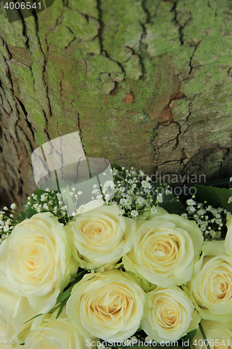 Image of Outdoor wedding decorations: white flowers