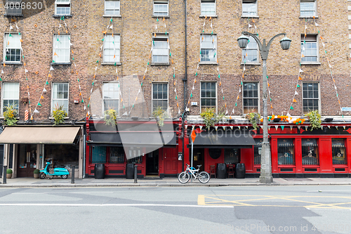 Image of building with bar or pub on street of Dublin city