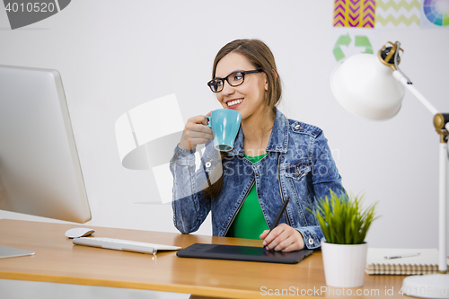 Image of Casual businesswoman 