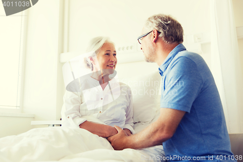 Image of senior couple meeting at hospital ward