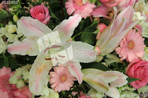 Image of White and pink wedding flowers