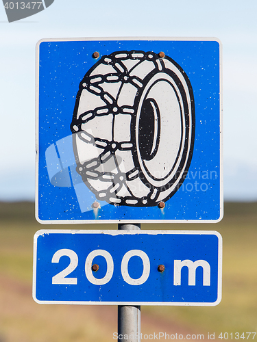 Image of Icelandic traffic sign indicating that snow chains are required