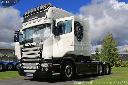 Image of White Scania R520 Stream Longline on the Show