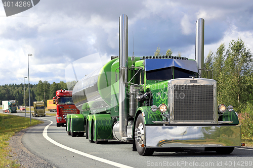 Image of Green Peterbilt 359 in Truck Convoy 