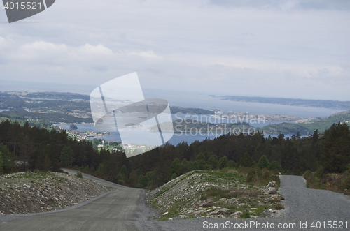 Image of Fitjar Sentrum sett fra Midtfjellet Vindmøllepark