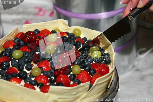 Image of slicing the icing