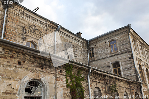 Image of old crumbling building