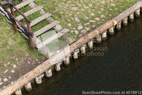 Image of old leaking dam