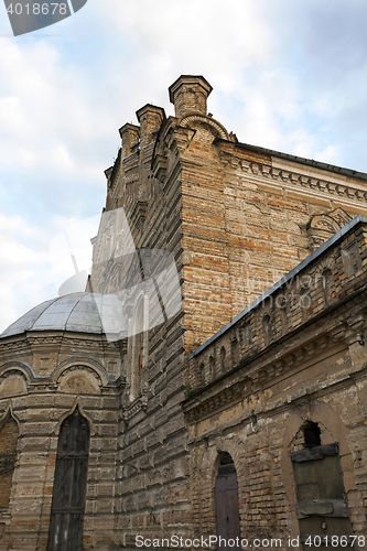 Image of old crumbling building