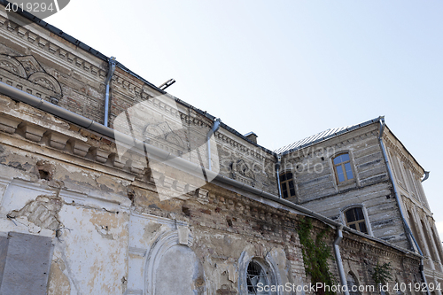 Image of old crumbling building