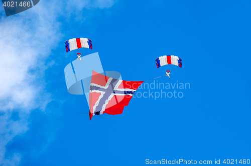 Image of Paraglide jumpers with the Norwegian flag