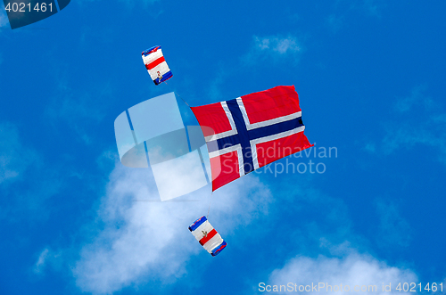 Image of Paraglide jumpers with the Norwegian flag