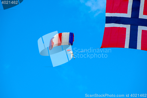 Image of Paraglide jumpers with the Norwegian flag