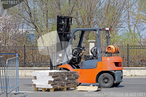 Image of Forklift and Pallet