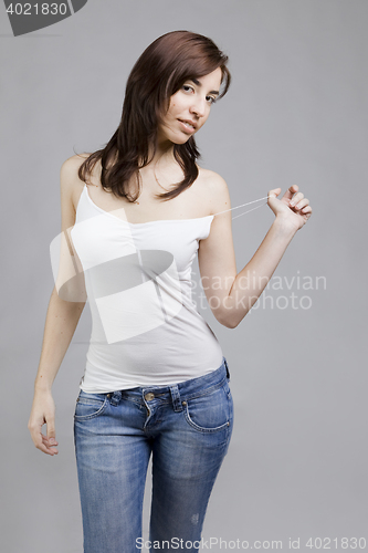 Image of natural brunete young woman posing in clear background