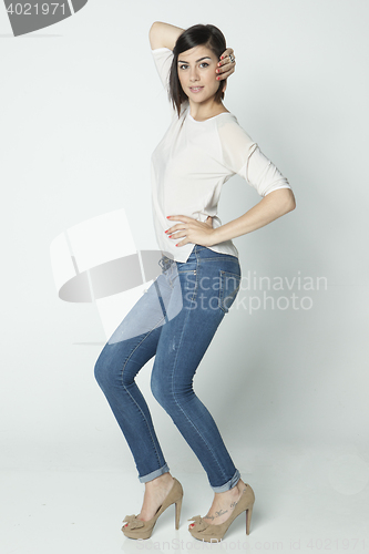 Image of natural brunete young woman posing in clear background