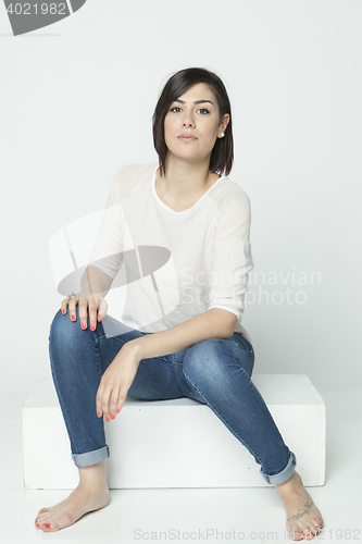 Image of natural brunete young woman posing in clear background