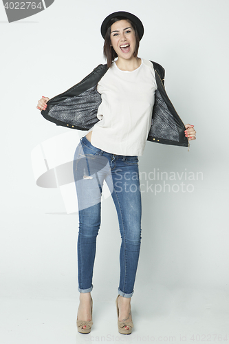 Image of natural brunete young woman posing in clear background