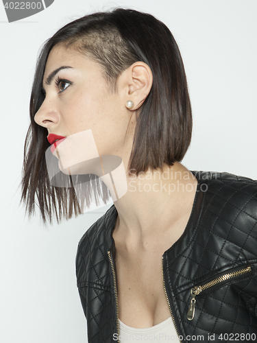 Image of natural brunete young woman posing in clear background