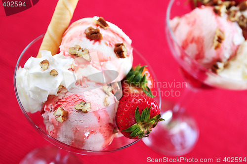 Image of Strawberry ice cream sundae