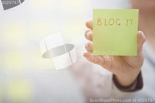 Image of Blog it text on adhesive note