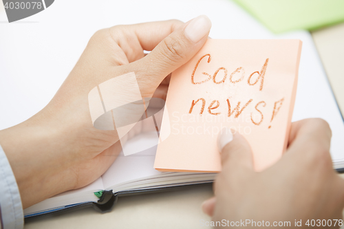 Image of Good news text on adhesive note