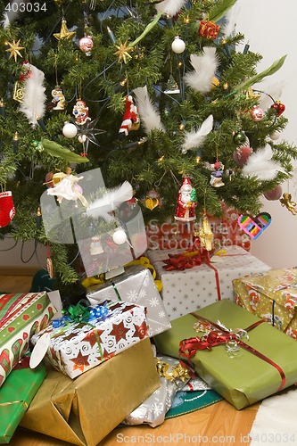 Image of tree and gifts