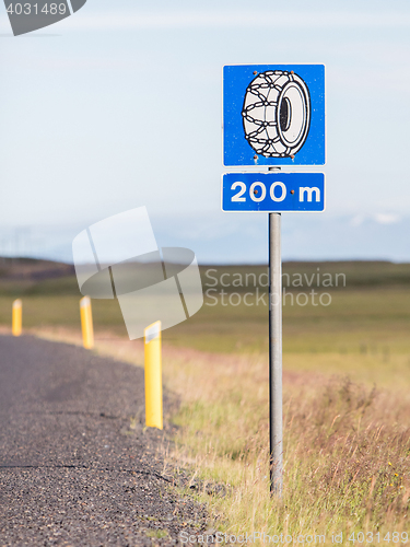 Image of Icelandic traffic sign indicating that snow chains are required