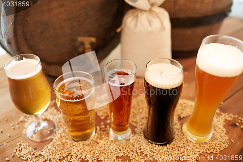 Image of close up of beer barrel, glasses and bag with malt