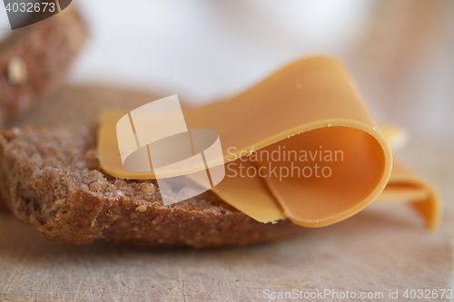 Image of Hjemmebakt brød med brunost