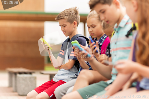 Image of elementary school students with smartphones