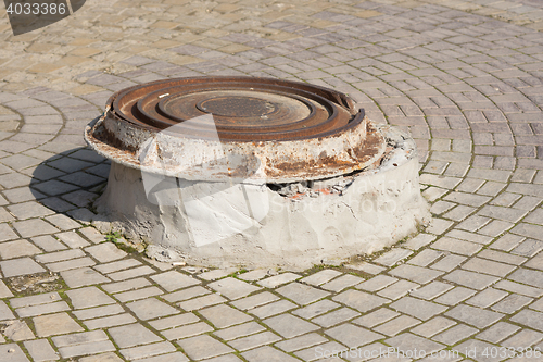 Image of MOVE well cover on a concrete pedestal